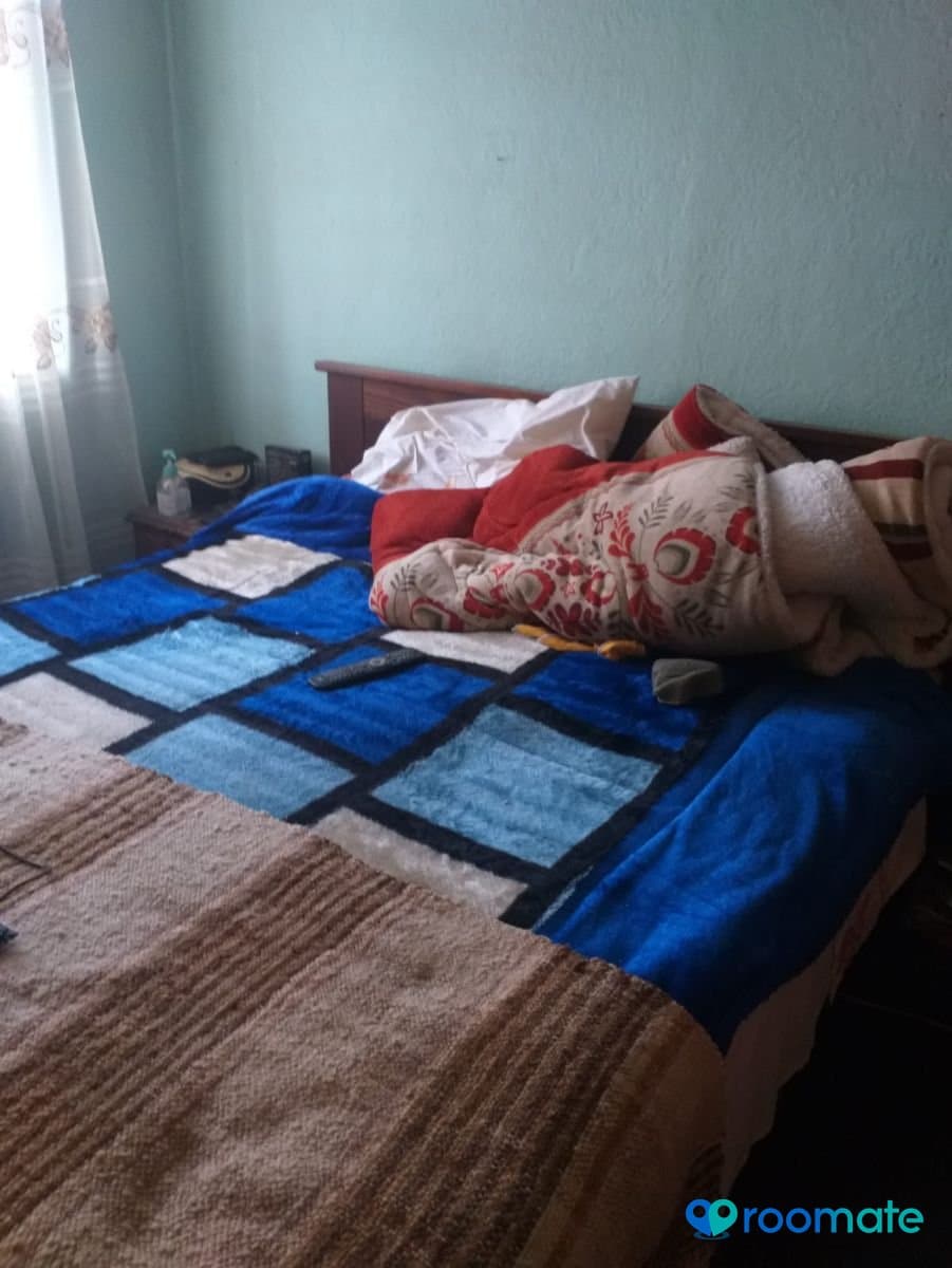 Habitación con cama de 2 plazas, habitación amoblada.